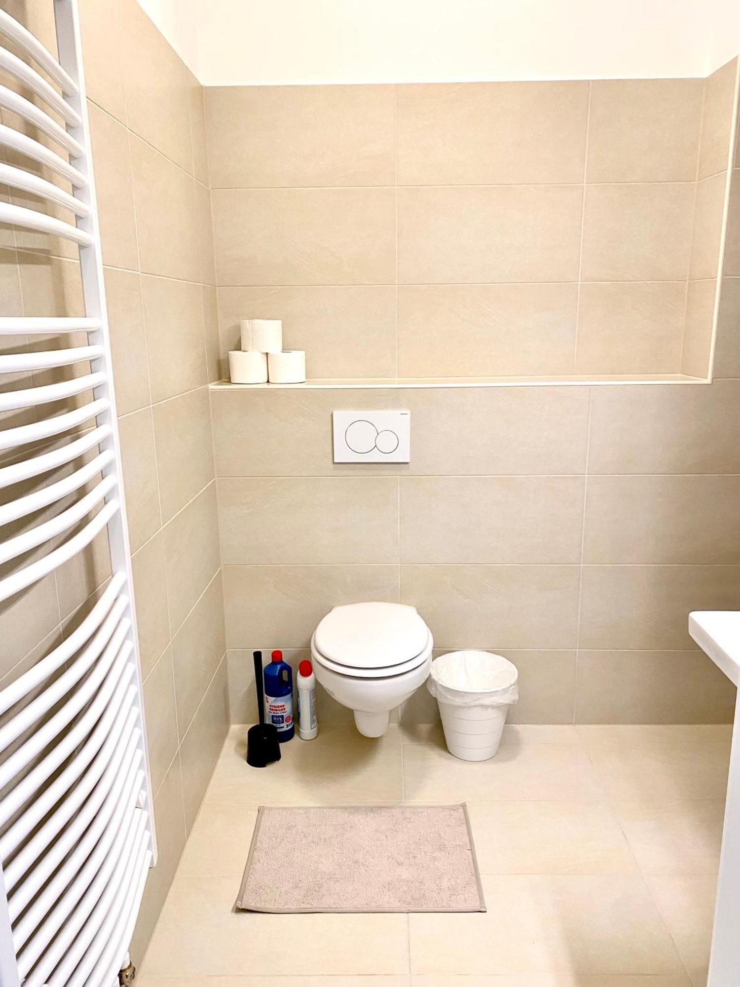 2 Rooms, Free Parking, 25 Min To Duesseldorf, 150 Mbps Wlan Duisburg Exterior photo