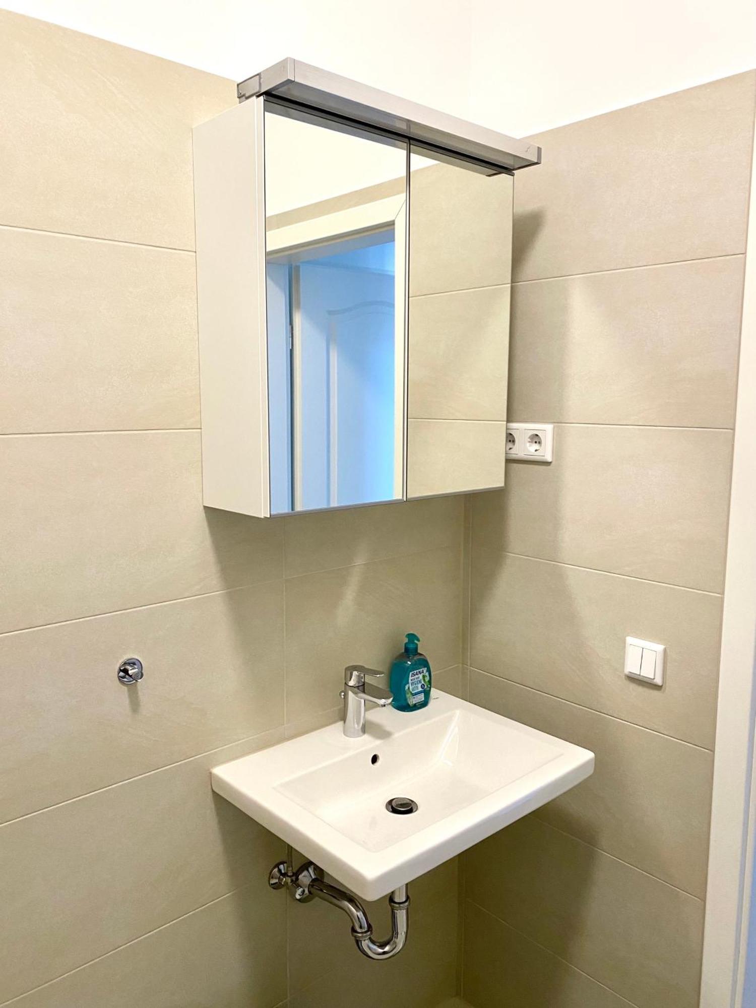 2 Rooms, Free Parking, 25 Min To Duesseldorf, 150 Mbps Wlan Duisburg Exterior photo